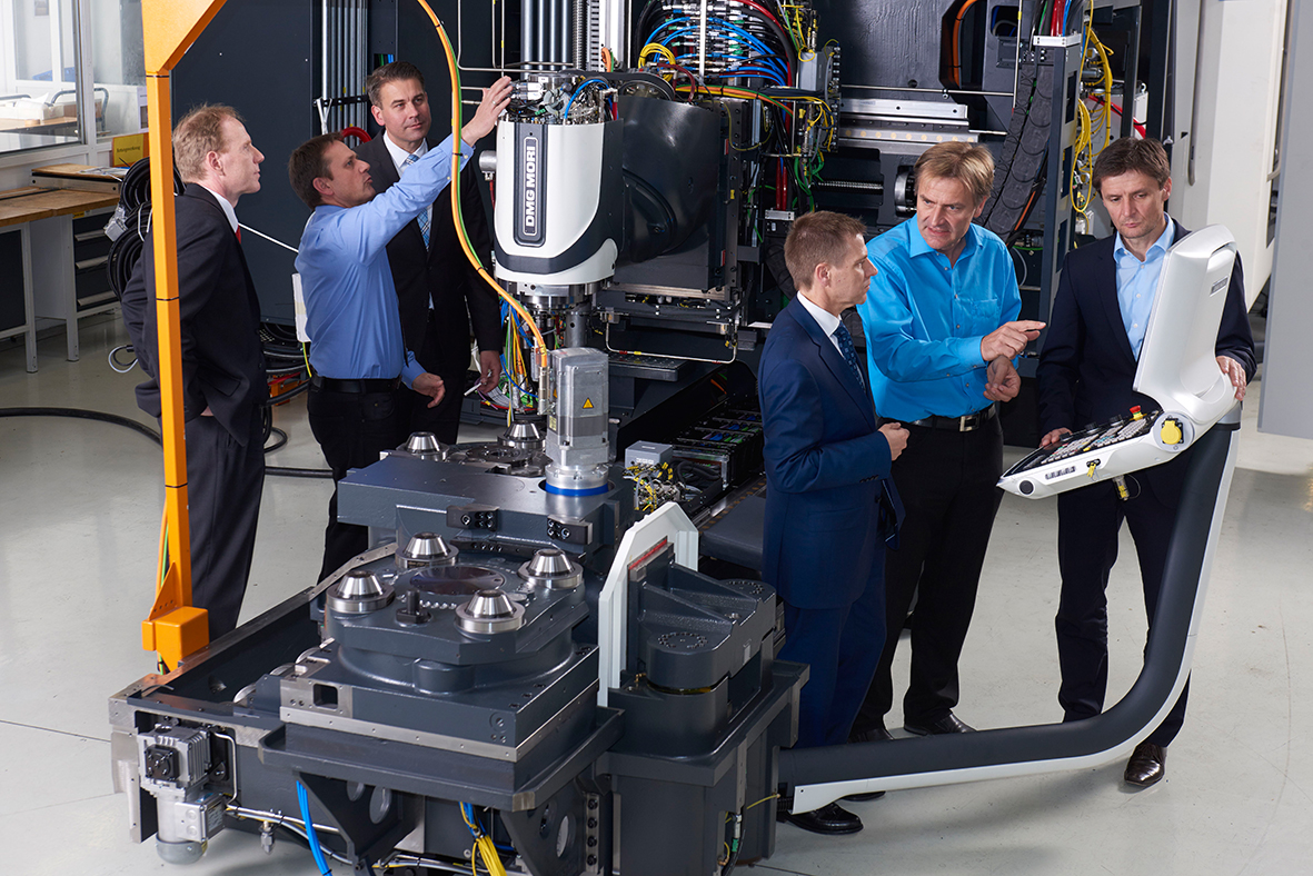 在一個(gè)實(shí)際投資項(xiàng)目中，舍弗勒和Deckel Maho Pfronten公司的專家開(kāi)發(fā)出了&ldquo;機(jī)床4.0&rdquo;，利用現(xiàn)有生產(chǎn)技術(shù)與傳感器、云技術(shù)和數(shù)字化零部件的連接，向數(shù)字化生產(chǎn)目標(biāo)邁出了實(shí)質(zhì)性的一步。